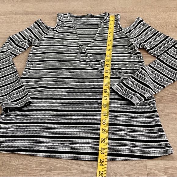 Harlowe & Graham Cutout Ribbed Top Striped Women's Medium - Picture 8 of 14